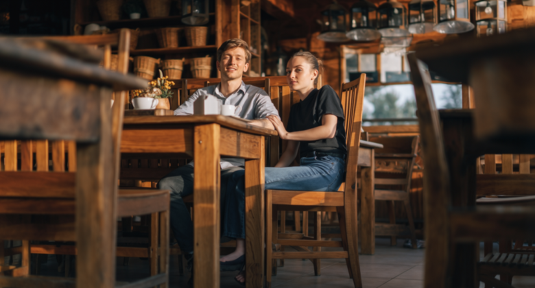 Paar sitzt gemeinsam am Tisch