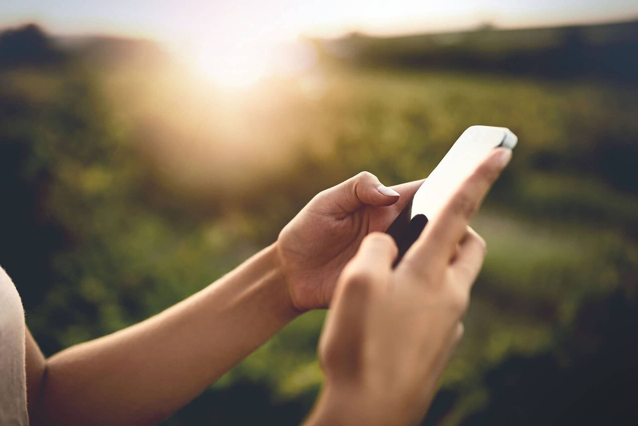 Person steuert die Heizung per Smartphone